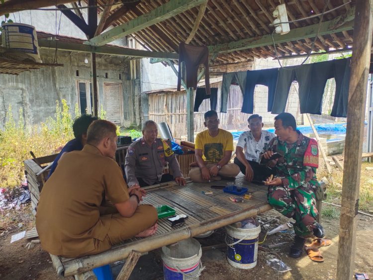 Jaga Jakarta Jaga Bekasi, Bhabinkamtibmas Polsek Tambelang Sambangi Warga Desa Sukadaya dan Sosialisasikan Layanan Polisi 110