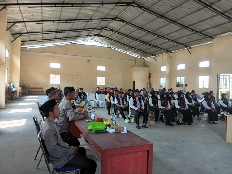 Bhabinkamtibmas Tambelang Hadiri Pelantikan PPDP Pilkades Desa Sukatenang
