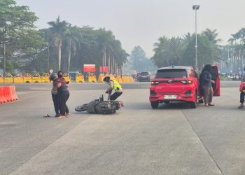 Polwan Polres Metro Bekasi Bantu Pengendara yang Alami Kecelakaan di TL Jurong