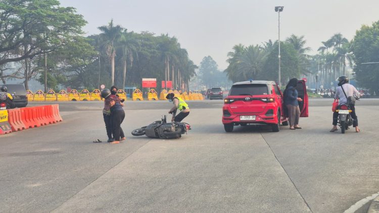Polwan Polres Metro Bekasi Bantu Pengendara yang Alami Kecelakaan di TL Jurong