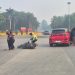 Polwan Polres Metro Bekasi Bantu Pengendara yang Alami Kecelakaan di TL Jurong