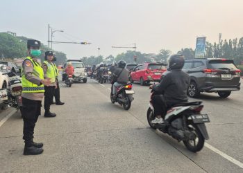 Polwan Polres Metro Bekasi Hadir Atur Lalu Lintas dan Ingatkan Keselamatan Berkendara