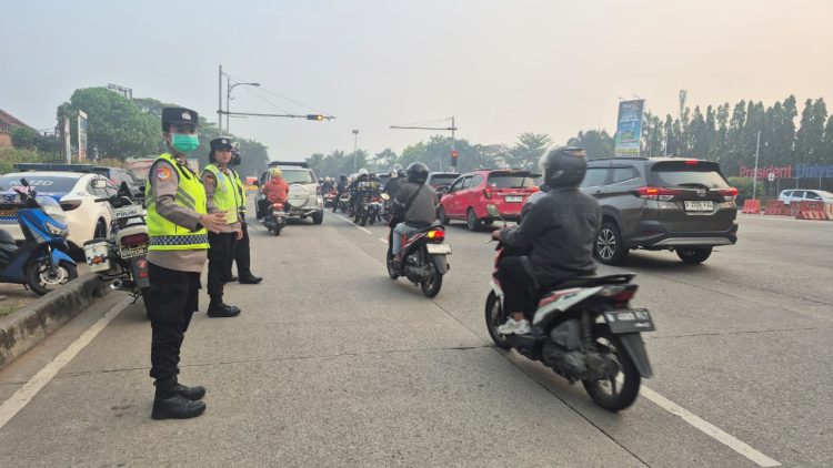 Polwan Polres Metro Bekasi Hadir Atur Lalu Lintas dan Ingatkan Keselamatan Berkendara