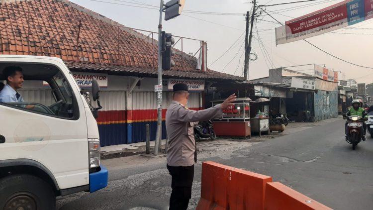 Jaga Jakarta Jaga Bekasi, Polsek Tambun Selatan Atur Arus Pagi di Jembatan Besi Karangsatria