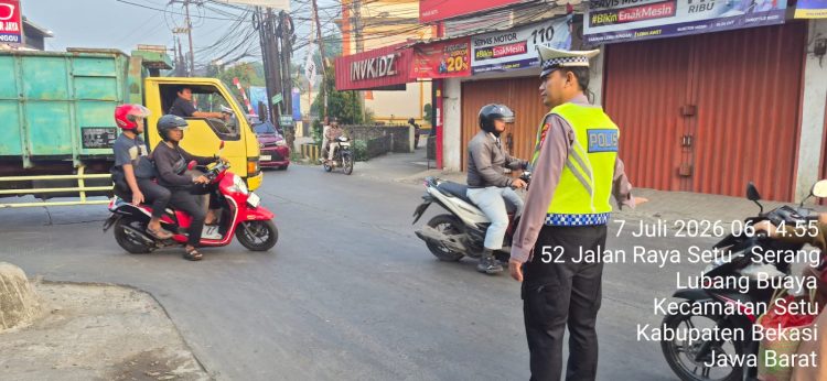Jaga Jakarta Jaga Bekasi, Polsek Setu Atur Arus Pagi di Pertigaan KUD Ciledug