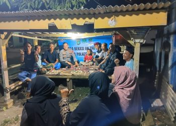 Jaga Jakarta Jaga Bekasi, Kapolsek Muaragembong Perkuat Silaturahmi Bersama Warga Pantai Bakti