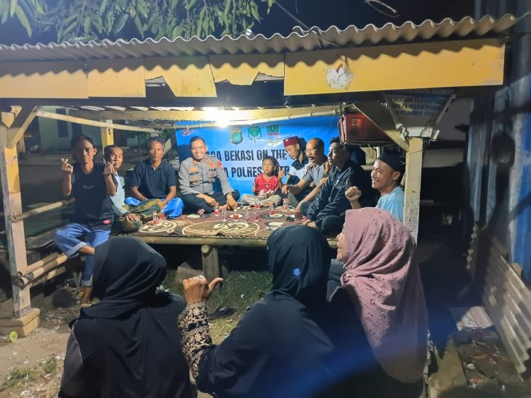 Jaga Jakarta Jaga Bekasi, Kapolsek Muaragembong Perkuat Silaturahmi Bersama Warga Pantai Bakti