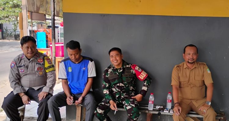 Jaga Jakarta Jaga Bekasi, Bhabinkamtibmas Sukarapih Sambangi Warga dan Sampaikan Imbauan Kamtibmas
