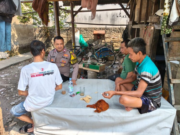 Bhabinkamtibmas Bojongsari Sambangi Warga dan Ajak Jaga Kamtibmas
