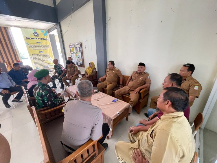 Jaga Jakarta Jaga Bekasi, Polsek Cikarang Barat Kawal Aspirasi Warga Wanajaya Terkait SPMB SMP Negeri
