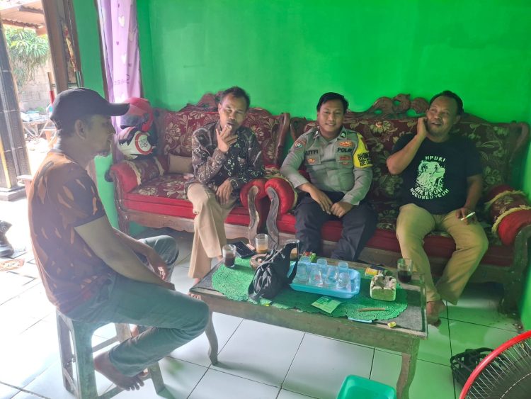Jaga Jakarta Jaga Bekasi, Bhabinkamtibmas Cabangbungin Ajak Warga Setialaksana Rawat Kerukunan dan Kewaspadaan