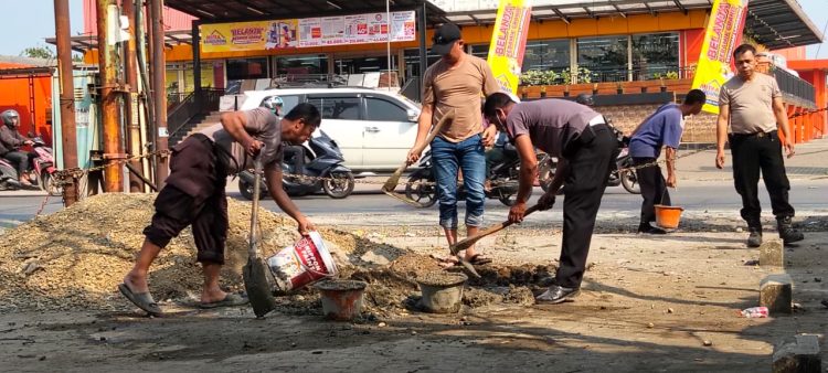 Kurangi Risiko Kecelakaan dan Kemacetan, Polsek Serang Baru Cor Sisi Jalan Raya Makmun Nawawi