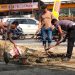 Kurangi Risiko Kecelakaan dan Kemacetan, Polsek Serang Baru Cor Sisi Jalan Raya Makmun Nawawi