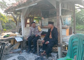 Bhabinkamtibmas Karangjaya Sambangi Warga Tegal Panas, Perkuat Komunikasi Kamtibmas di Pebayuran