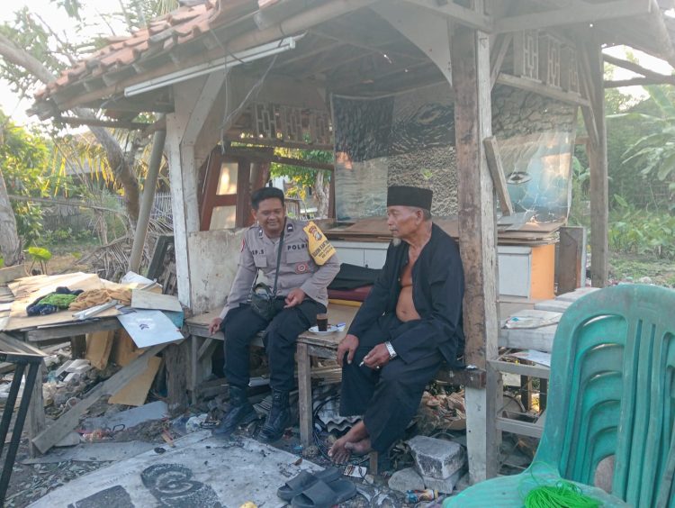 Bhabinkamtibmas Karangjaya Sambangi Warga Tegal Panas, Perkuat Komunikasi Kamtibmas di Pebayuran