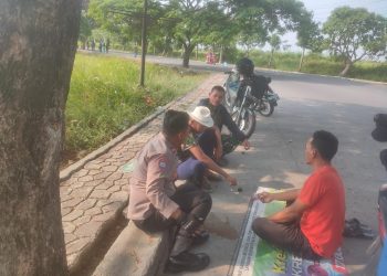 Sambang Tokoh di Srimukti, Bhabinkamtibmas Tambun Utara Ingatkan Warga Cegah Tawuran, Judol, dan Penipuan Online
