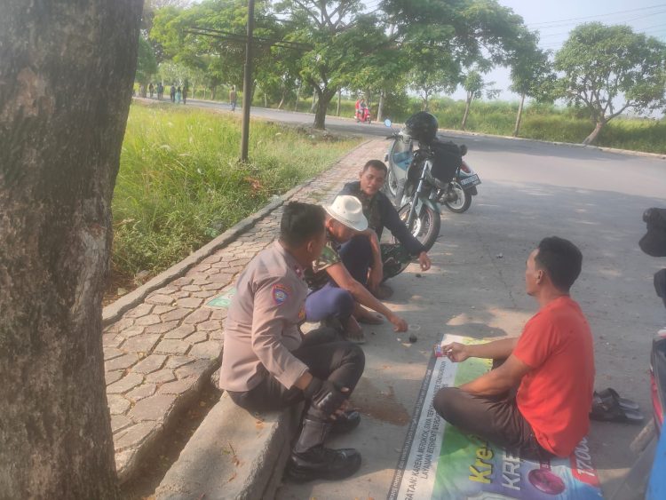 Sambang Tokoh di Srimukti, Bhabinkamtibmas Tambun Utara Ingatkan Warga Cegah Tawuran, Judol, dan Penipuan Online