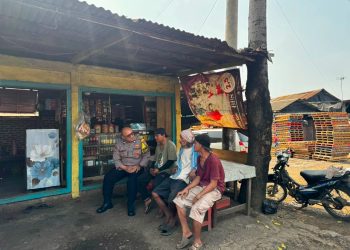 Bhabinkamtibmas Waringinjaya Sambangi Warga Pacing, Ajak Bijak Berdemokrasi Jelang Pilkades