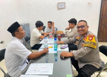 Sambang Nagacipta, Bhabinkamtibmas Serang Baru Ajak Warga Waspada Hoaks dan Penipuan Online