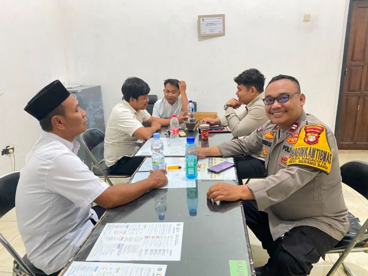 Sambang Nagacipta, Bhabinkamtibmas Serang Baru Ajak Warga Waspada Hoaks dan Penipuan Online