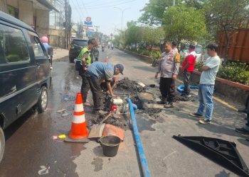 Bhabinkamtibmas Cikarang Utara Atur Lalu Lintas Saat Perbaikan Jalan RE Martadinata
