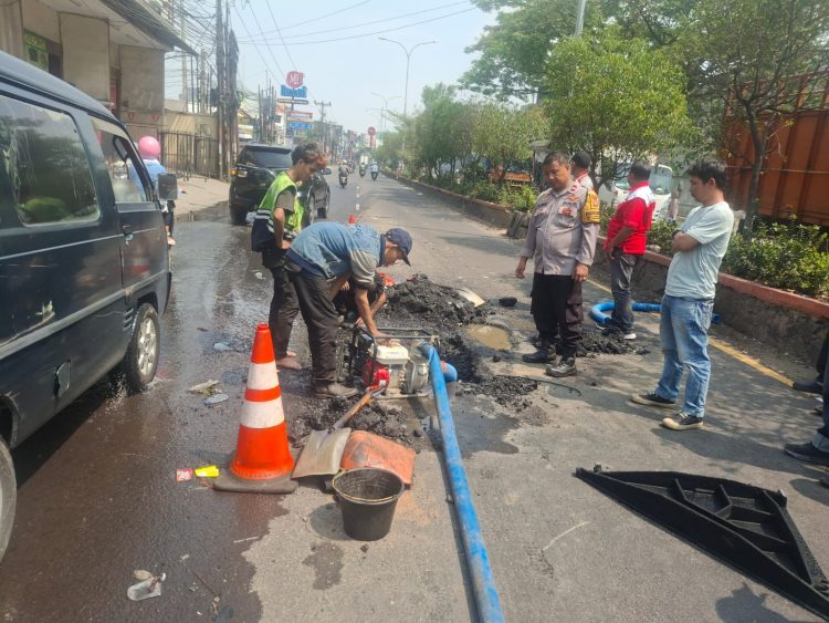 Bhabinkamtibmas Cikarang Utara Atur Lalu Lintas Saat Perbaikan Jalan RE Martadinata