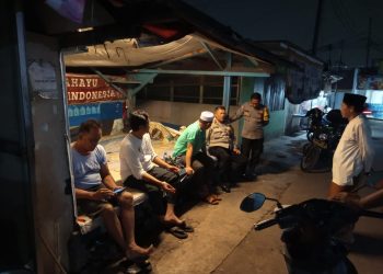 Bhabinkamtibmas Lambangjaya Sambangi Warga Grand Wisata, Ingatkan Kewaspadaan Lingkungan