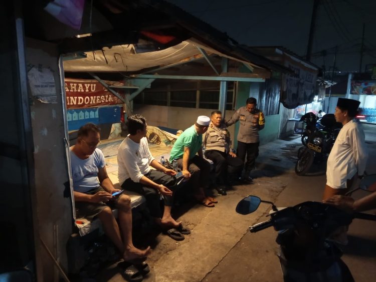 Bhabinkamtibmas Lambangjaya Sambangi Warga Grand Wisata, Ingatkan Kewaspadaan Lingkungan