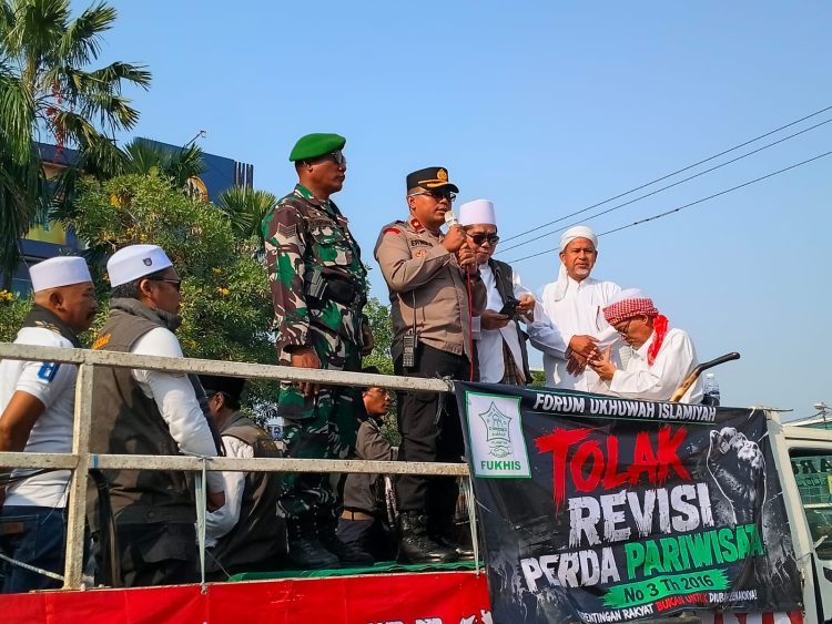 Jaga Jakarta Jaga Bekasi, Polsek Cikarang Selatan Kawal Keberangkatan Massa FUKHIS Menuju Kantor DPRD Kabupaten Bekasi
