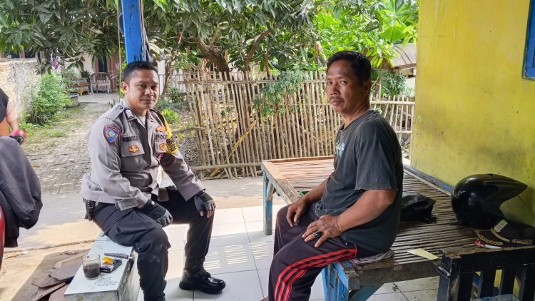 JAGA JAKARTA ON THE SPOT, Bhabinkamtibmas Tambelang Sambangi Warga Sukawangi Perkuat Kamtibmas