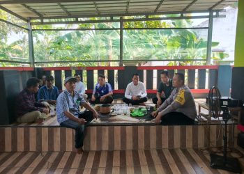 JAGA JAKARTA ON THE SPOT, Bhabinkamtibmas Muara Gembong Sambangi Tokoh Masyarakat Pantai Sederhana