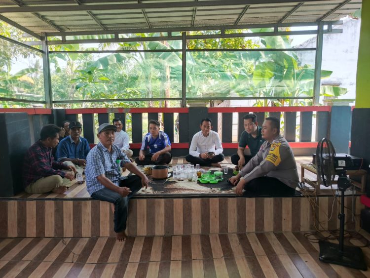JAGA JAKARTA ON THE SPOT, Bhabinkamtibmas Muara Gembong Sambangi Tokoh Masyarakat Pantai Sederhana