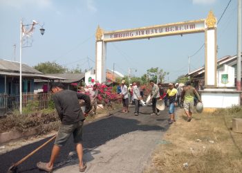 Kebersamaan yang Menginspirasi, Warga Desa Karangmukti Bergotong Royong Aspal Jalan Demi Kenyamanan Bersama