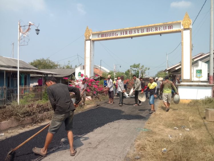 Kebersamaan yang Menginspirasi, Warga Desa Karangmukti Bergotong Royong Aspal Jalan Demi Kenyamanan Bersama