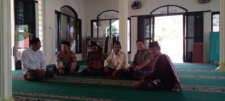 Safari Jumat di Sukaragam, Bhabinkamtibmas Ajak Warga Hidupkan Kembali Satkamling