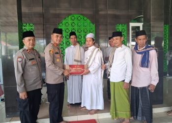 Safari Jumat Polsek Setu Perkuat Silaturahmi dan Kepedulian Kamtibmas di Kertarahayu
