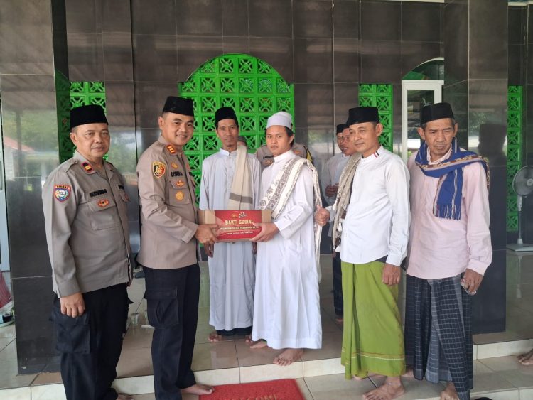 Safari Jumat Polsek Setu Perkuat Silaturahmi dan Kepedulian Kamtibmas di Kertarahayu