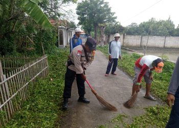 Jumat Bersih dan Kunjungan Harkamtibmas, Polsek Cabangbungin Ajak Warga Jaga Lingkungan