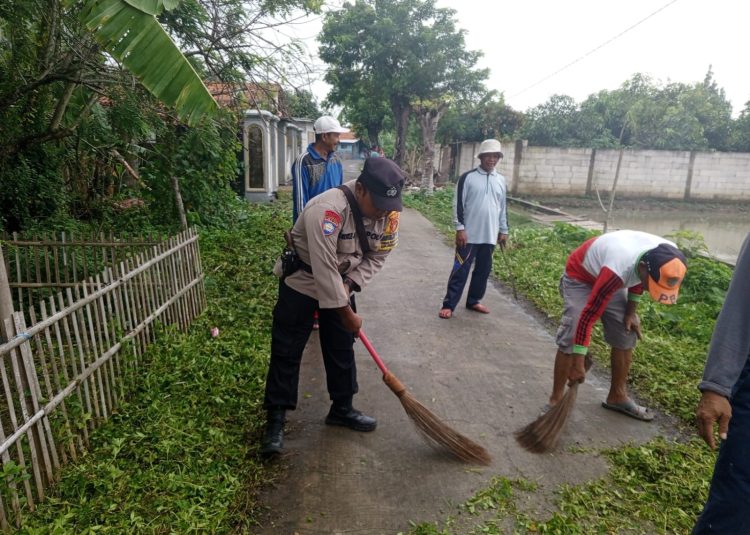 Jumat Bersih dan Kunjungan Harkamtibmas, Polsek Cabangbungin Ajak Warga Jaga Lingkungan