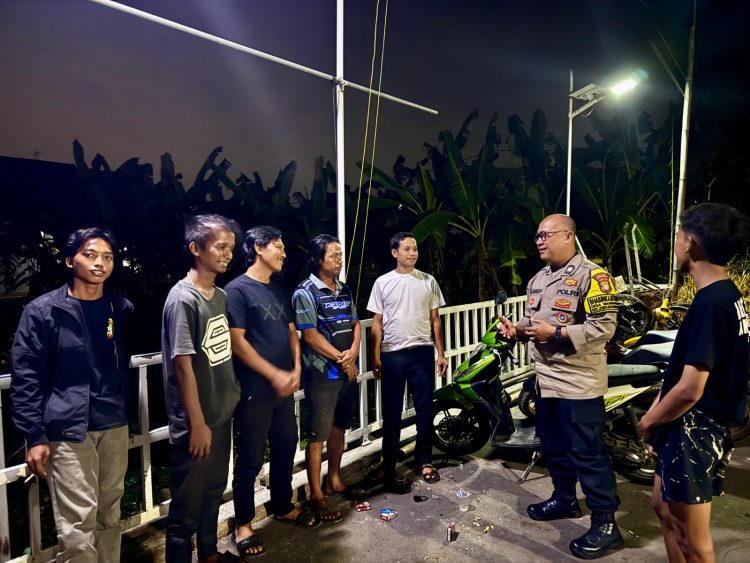 Bhabinkamtibmas Desa Waringinjaya Ajak Pemuda Hindari Narkoba dan Nongkrong Larut Malam