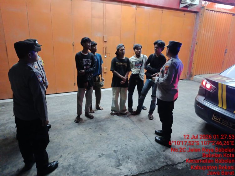 Patroli Biru Polsek Babelan Tingkatkan Pengawasan di Jalan Raya Pasar Babelan Cegah Tawuran dan Kejahatan Jalanan