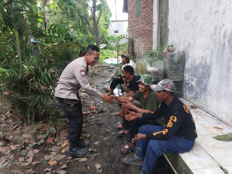 Bhabinkamtibmas Desa Sumbersari Sambangi Warga, Sampaikan Pesan Kamtibmas dan Sosialisasi Layanan Kepolisian