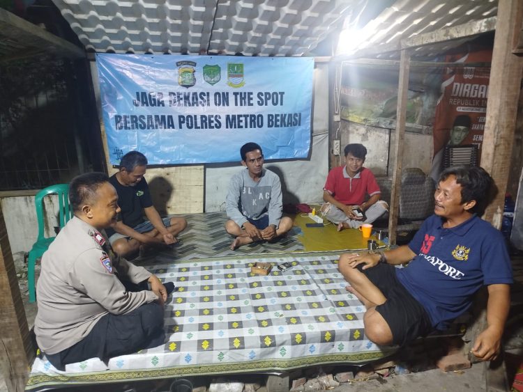 Bhabinkamtibmas Desa Kedungwaringin Ajak Warga Perkuat Siskamling Melalui Program Jaga Bekasi On The Spot