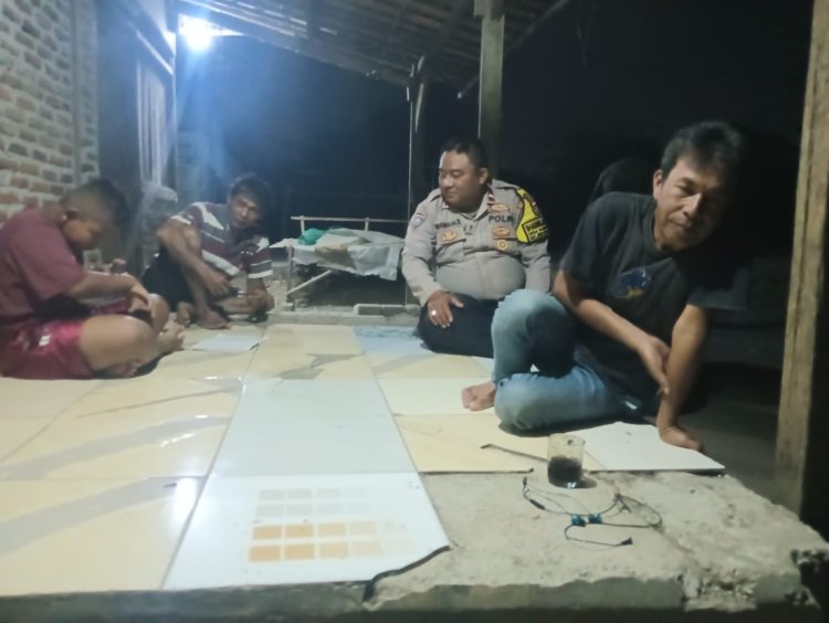 JAGA BEKASI ON THE SPOT, Bhabinkamtibmas Polsek Kedungwaringin Sambangi Warga Karangmekar