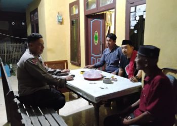 Jaga Jakarta On The Spot, Bhabinkamtibmas Sukarapih Sambangi Poskamling Ajak Warga Perkuat Keamanan Lingkungan