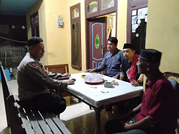 Jaga Jakarta On The Spot, Bhabinkamtibmas Sukarapih Sambangi Poskamling Ajak Warga Perkuat Keamanan Lingkungan