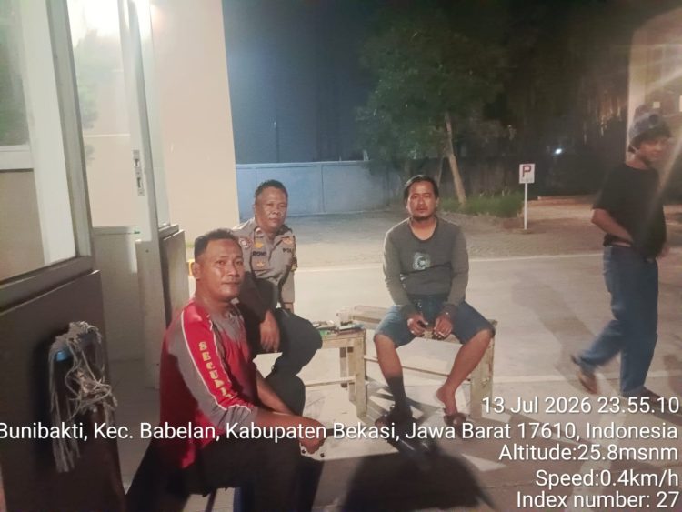 Jaga Jakarta On The Spot, Bhabinkamtibmas Buni Bakti Perkuat Siskamling Bersama Warga Grand Babelan Asri