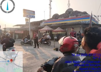 JAGA JAKARTA ON THE SPOT: Unit Samapta Polsek Cibarusah Atur Lalu Lintas Pagi di Simpang Tiga Cibarusah