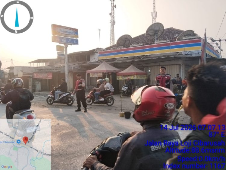 JAGA JAKARTA ON THE SPOT: Unit Samapta Polsek Cibarusah Atur Lalu Lintas Pagi di Simpang Tiga Cibarusah