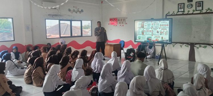 JAGA JAKARTA ON THE SPOT: Police Goes to School, Polsek Cikarang Pusat Tanamkan Integritas dan Cegah Bullying di SMK Dewantara Kesehatan